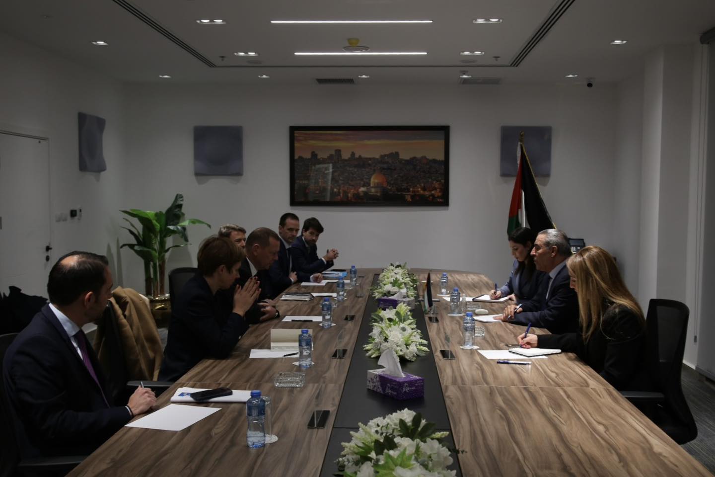 حسين الشيخ يلتقي بالمستشار الدبلوماسي للرئيس الفرنسي