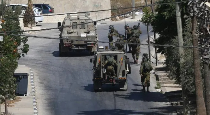 الاحتلال يعتقل 16 فلسطينيا من الضفة الغربية
