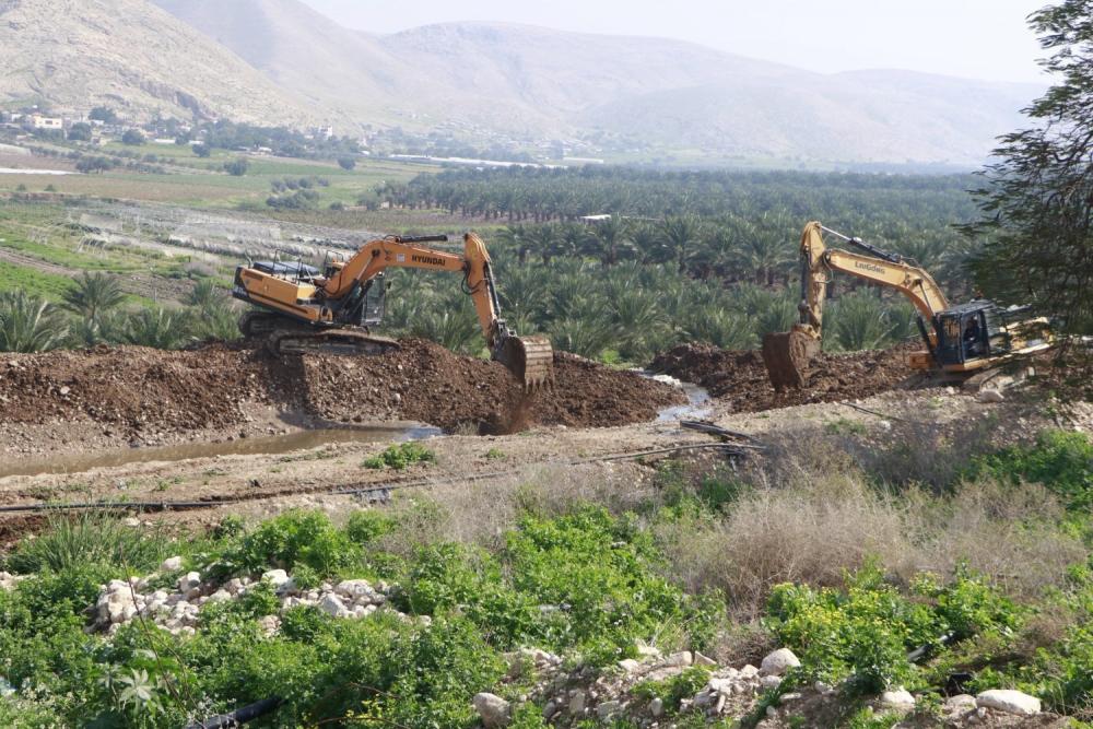 مستوطنون يشقون طرقاً استيطانية ويسيجونها في الأغوار