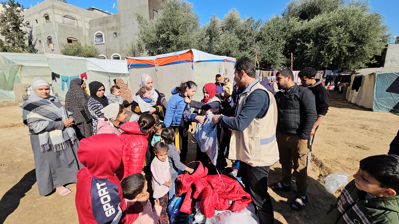 الهلال الأحمر الاماراتي واللجنة الوطنية للشراكة والتنمية يوزعان ملابس شتوية على الأطفال بمخيمات النازحين في دير البلح وسط قطاع غزة