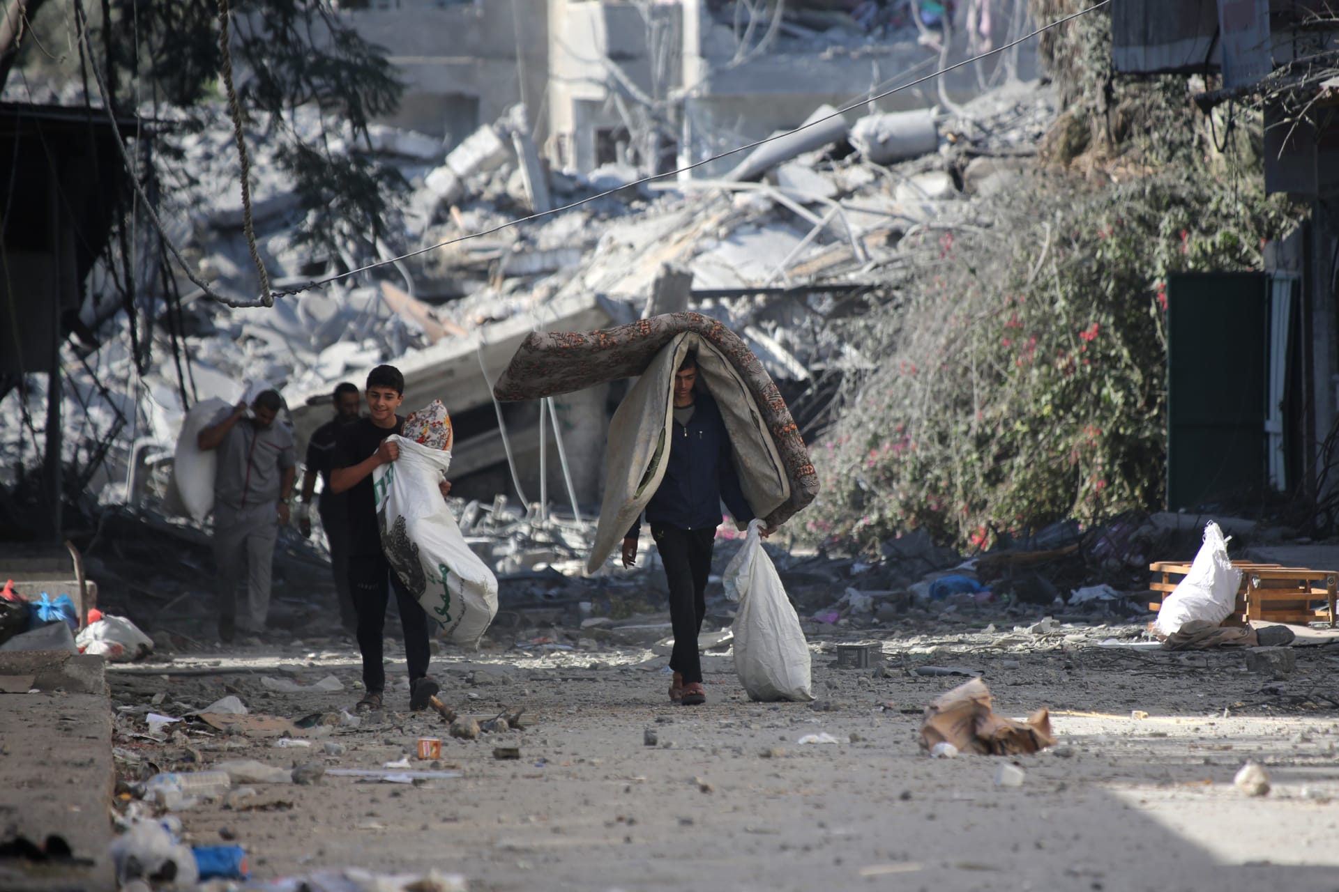 14 شهيدا بقصف إسرائيلي على مخيم النصيرات وحي الزيتون بقطاع غزة