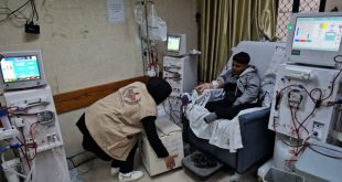 بدعم من دولة الامارات .. توزيع ملابس شتوية على مرضى الكلى في مستشفى شهداء الأقصى وسط قطاع غزة