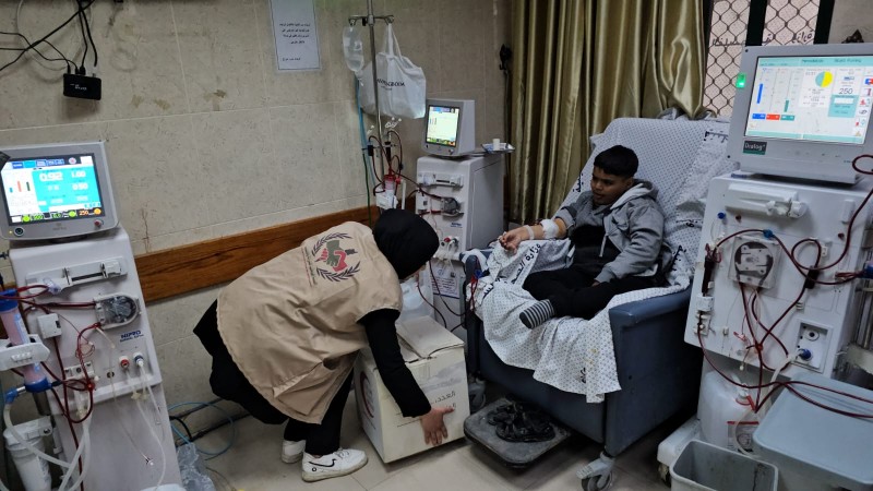 بدعم من دولة الامارات .. توزيع ملابس شتوية على مرضى الكلى في مستشفى شهداء الأقصى وسط قطاع غزة