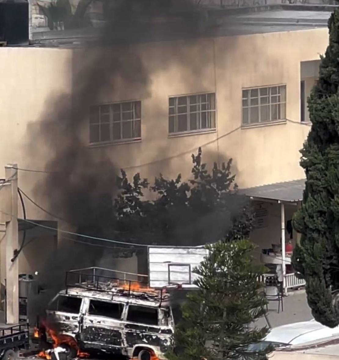 الاحتلال يحرق مخازن طبية داخل مجمع ناصر في خان يونس