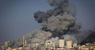 استشهاد الكاتب أيمن الرفاتي واثنين اخرين بقصف اسرائيلي استهدف منزلاً في شارع الجلاء وسط غزة