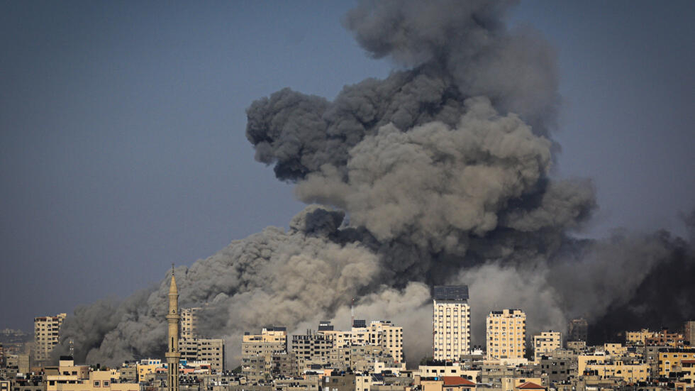 استشهاد الكاتب أيمن الرفاتي واثنين اخرين بقصف اسرائيلي استهدف منزلاً في شارع الجلاء وسط غزة