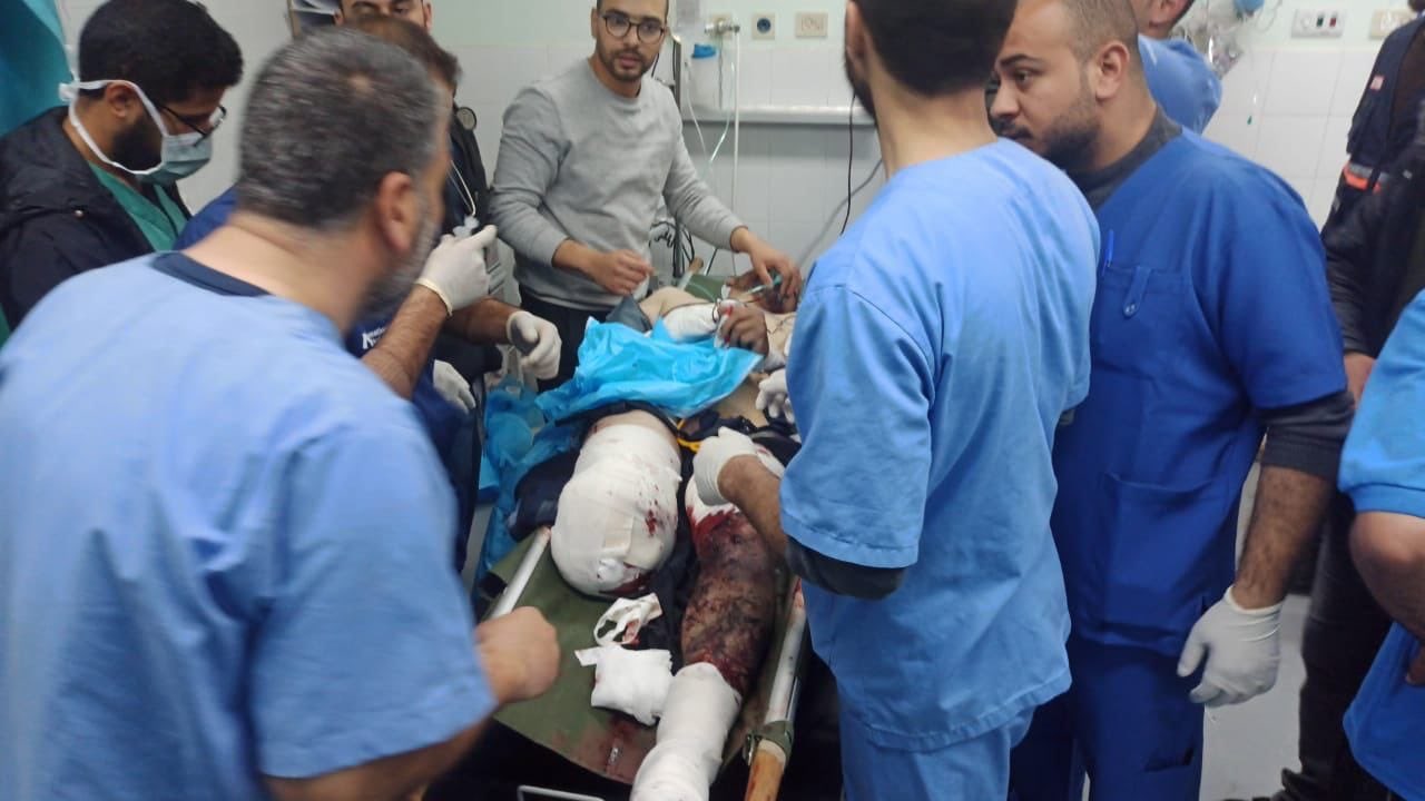 إصابة الصحفي إسماعيل أبو عمر والمصور أحمد مطر جراء قصف إسرائيلي شمال رفح جنوب قطاع غزة