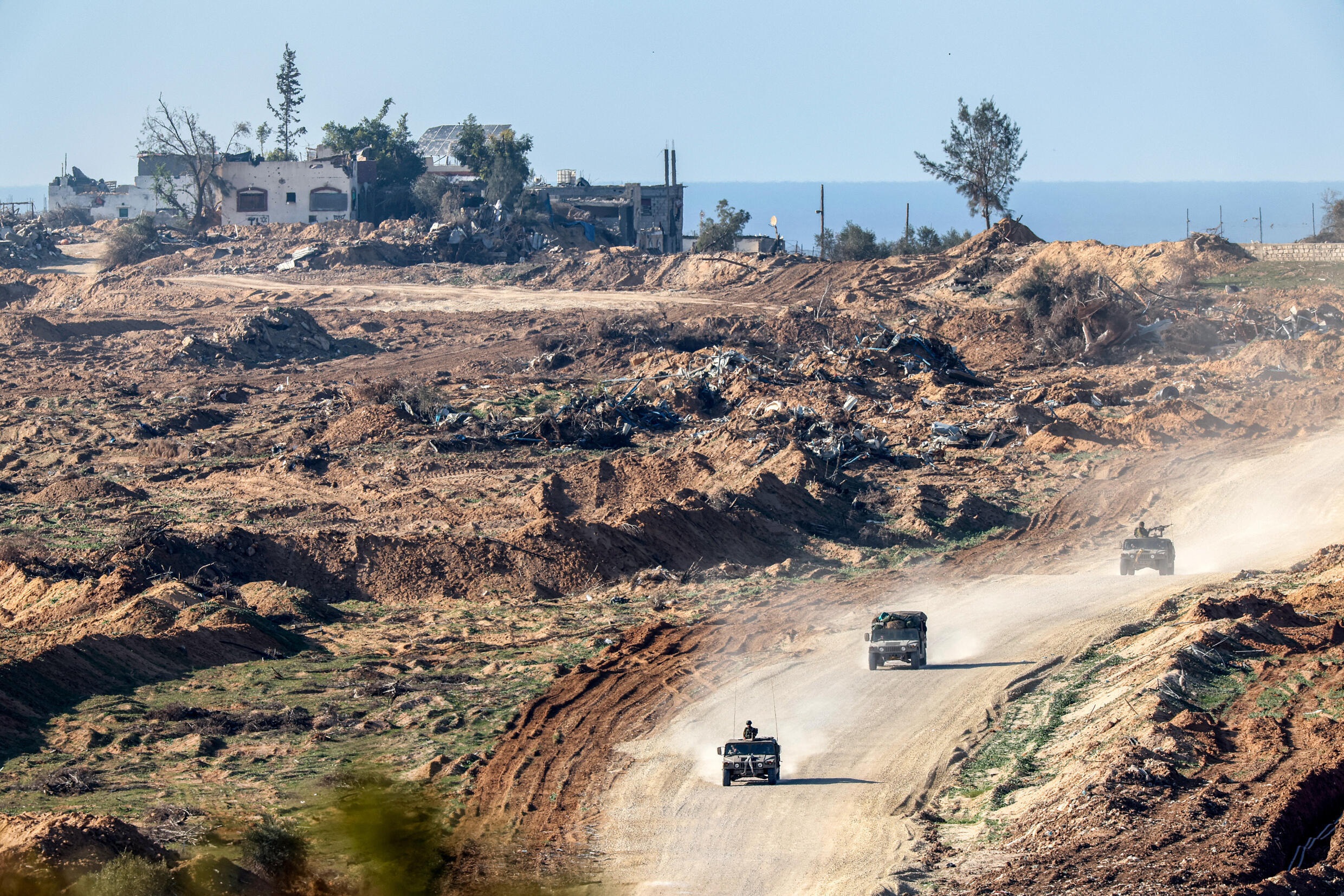 الاحتلال ينشئ طريقا يقطع قطاع غزة الى نصفين