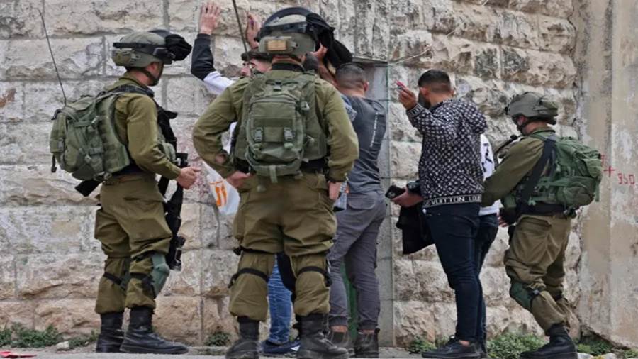 الاحتلال يعتقل 20 مواطناً من الضفة الغربية