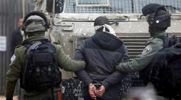 الخليل : الاحتلال يعتقل ثلاثة مواطنين من مسافر يطا