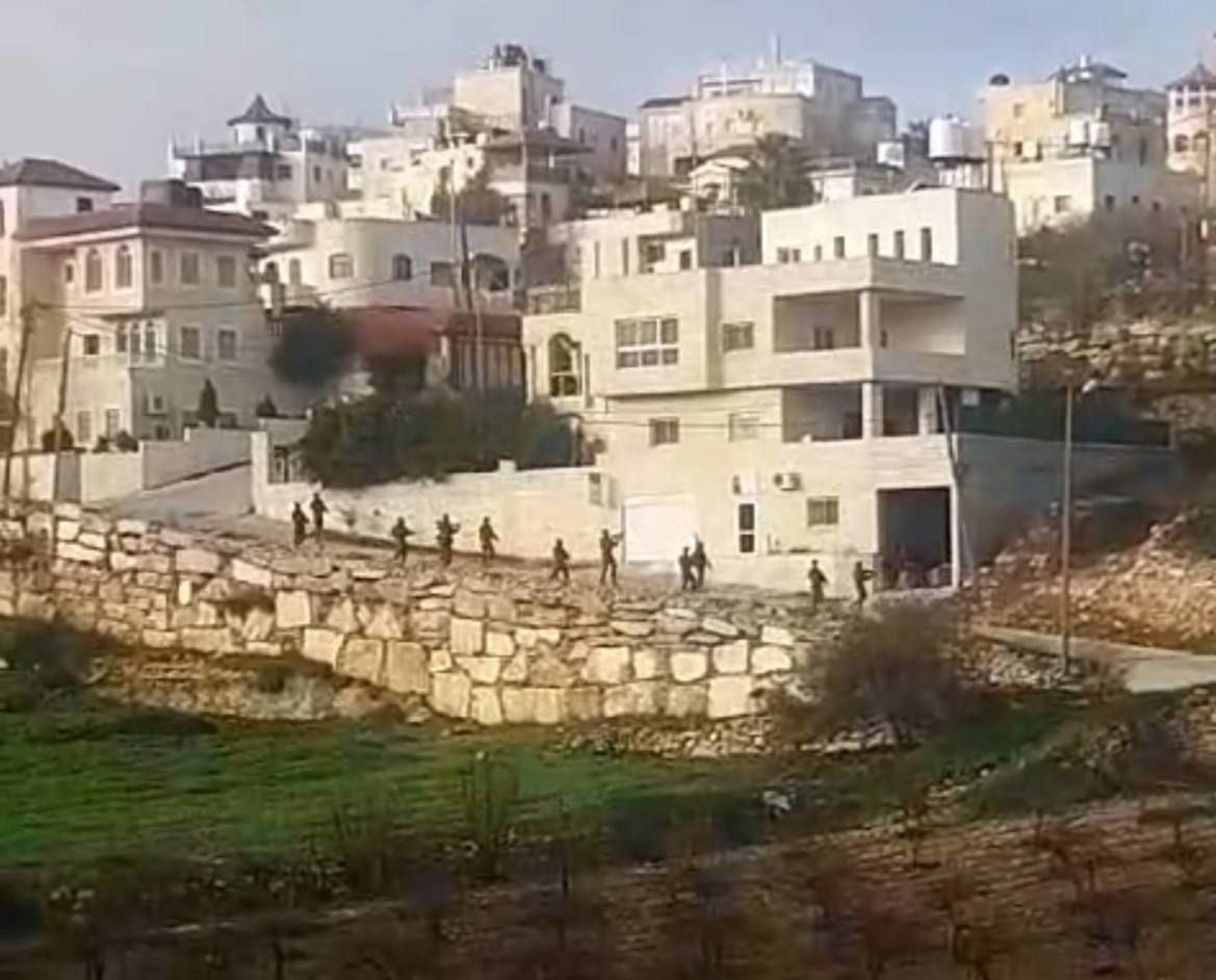 الاحتلال يقتحم بيت أمر شمال الخليل ويعتقل العشرات وينكل بالمواطنين واندلاع اشتباكات عنيفة