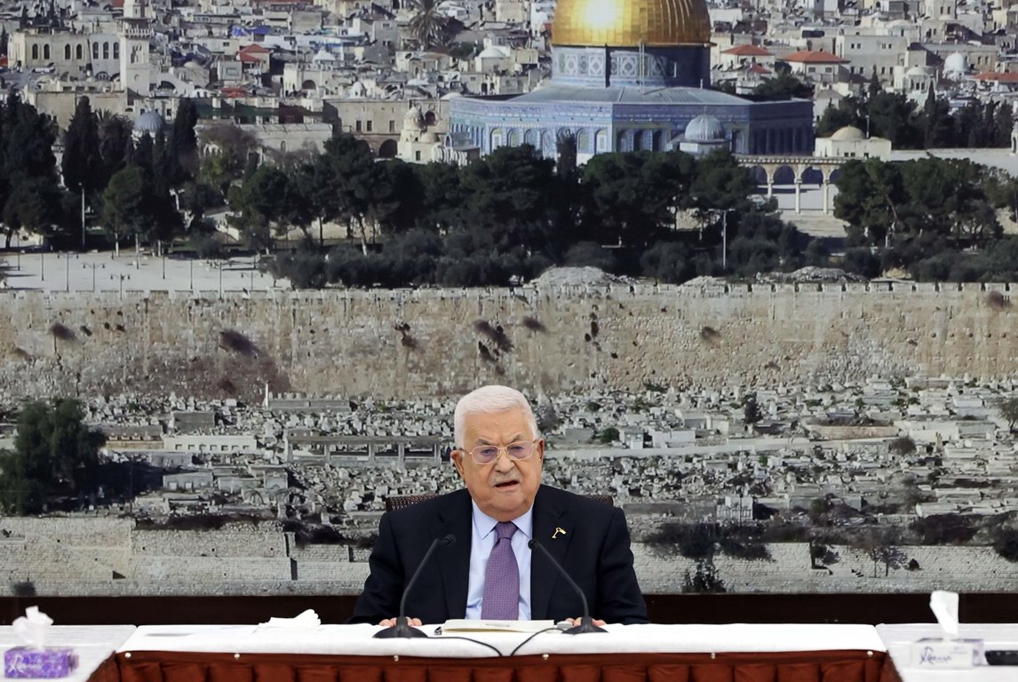 الرئيس محمود عباس يترأس اجتماعا موسعاً للقيادة الفلسطينية لبحث الأوضاع الراهنة