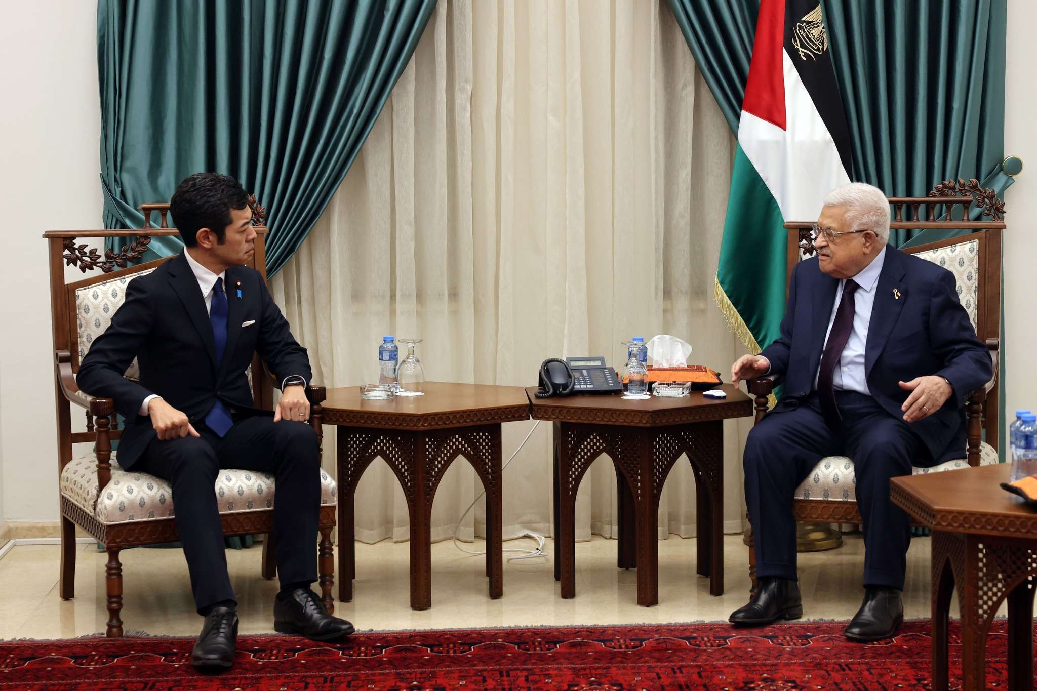 الرئيس محمود عباس يستقبل وزير الدولة للشؤون الخارجية الياباني