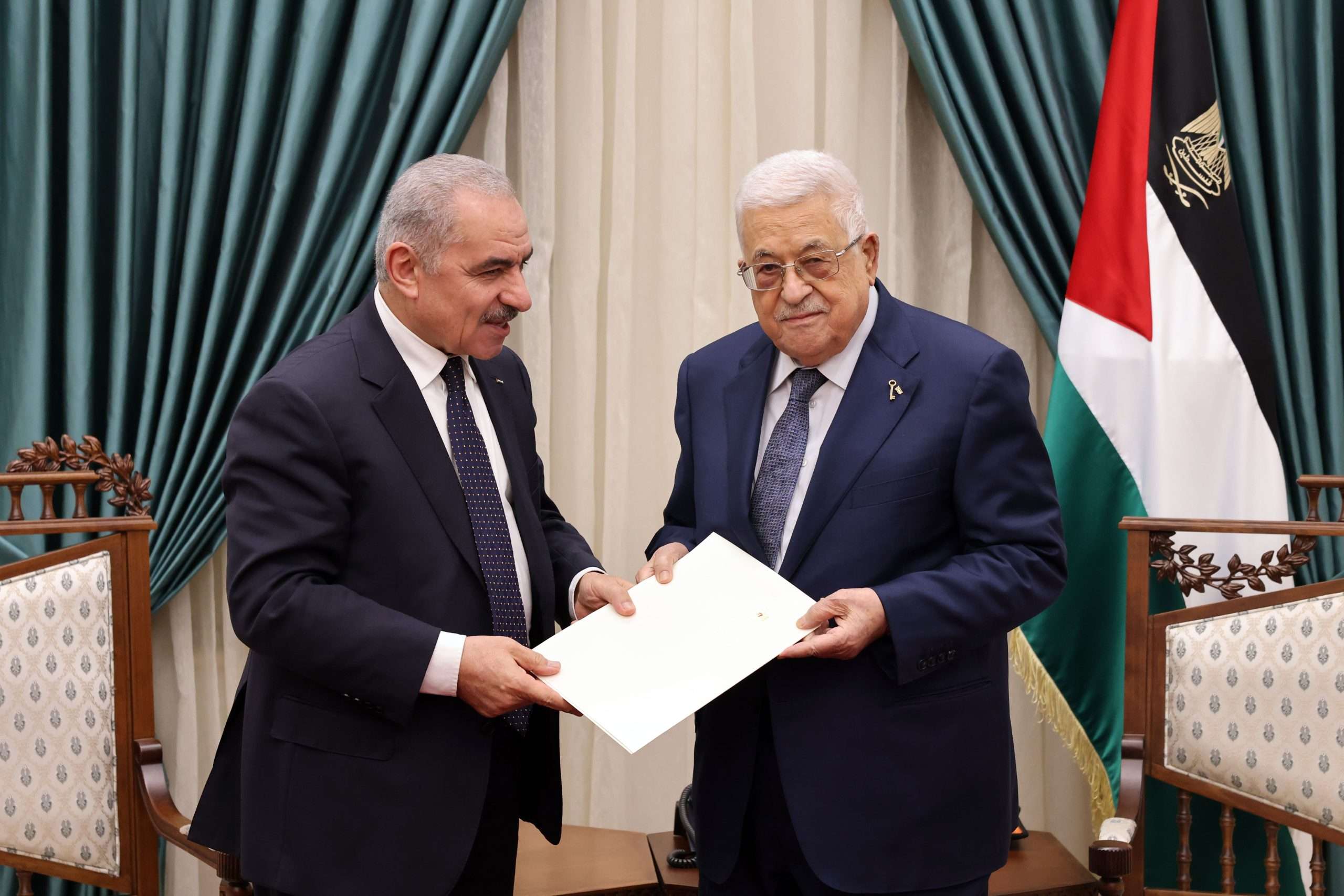 الرئيس محمود عباس يقبل استقالة حكومة اشتية