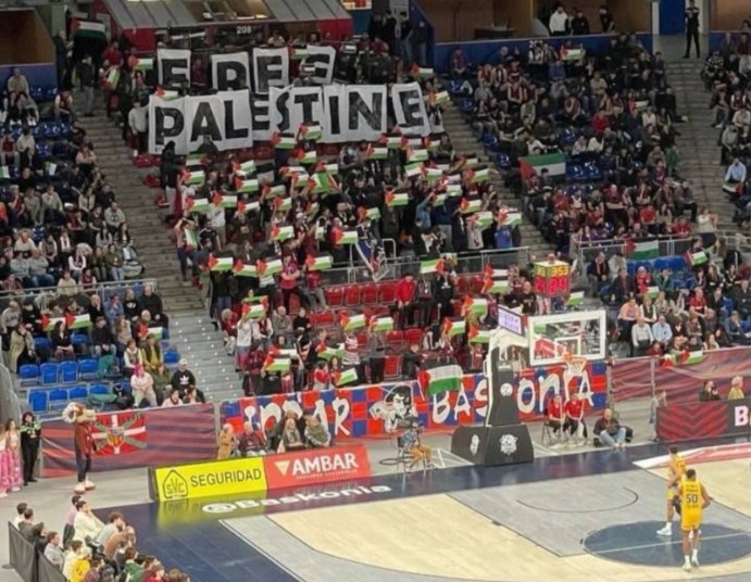 جماهير نادي سلة إسباني يرفعون العلم الفلسطيني ويهتفون "الحرية لفلسطين"