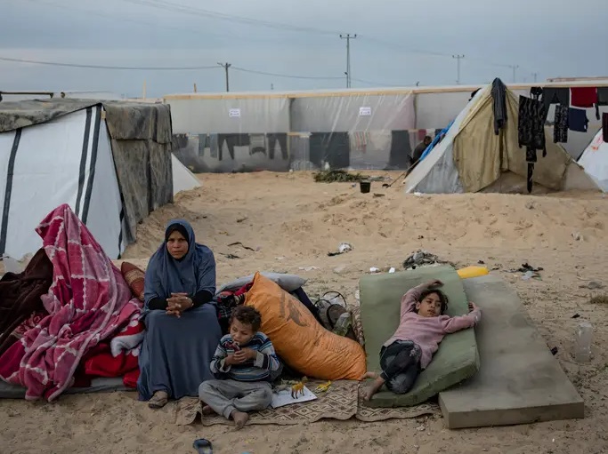 خطة إسرائيلية لإنشاء مخيمات للنازحين على شاطئ بحر رفح