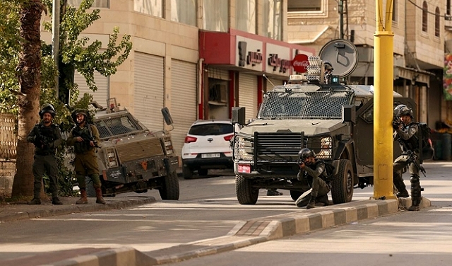 قوات الاحتلال تطلق النار على سيارة في حارة الجعبري بمدينة الخليل