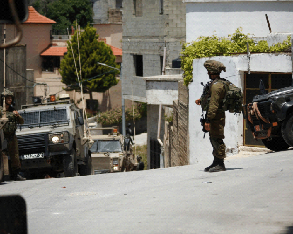 قوات الاحتلال تعتدي على شاب من دير بلوط وتعتقله
