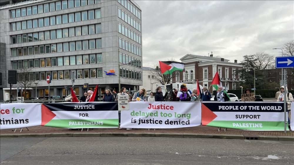 متظاهرون أمام محكمة العدل الدولية يطالبون بإنصاف فلسطين