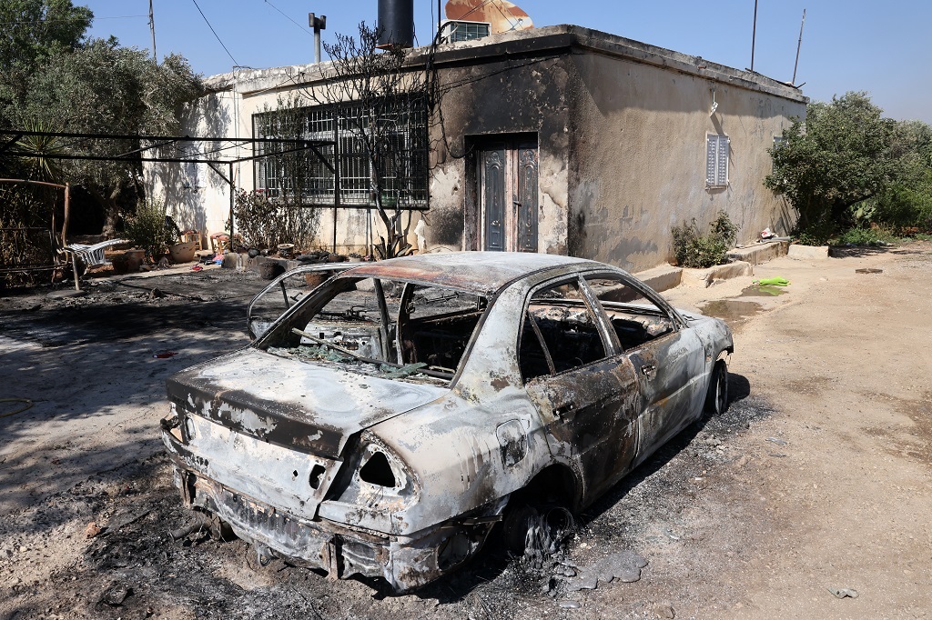 مستوطنون يحرقون منزلا ومركبة و"بركسين" شرق بيت لحم