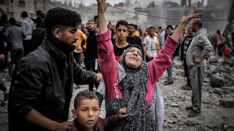 شهداء وجرحى جراء قصف الاحتلال لمنزل في دير البلح وسط قطاع غزة
