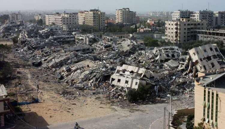 10 شهداء في قصف إسرائيلي استهدف منزلا يؤوي نازحين وسط قطاع غزة