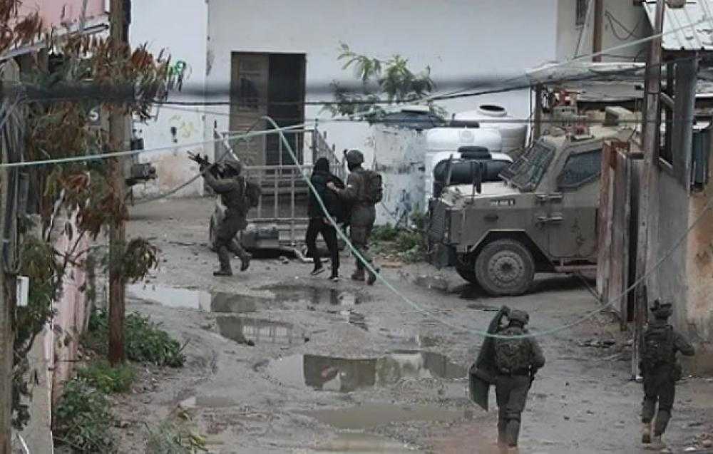 قوات الاحتلال تعتقل شابا من الخليل