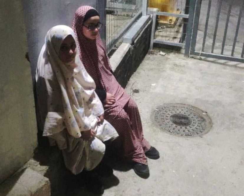 الاحتلال يحتجز طفلتين وسط الخليل