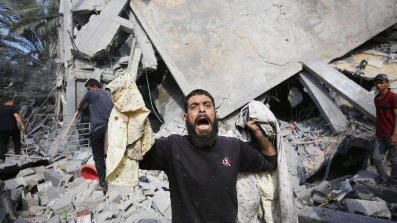 5 شهداء في قصف للاحتلال على منزلين في دير البلح وسط قطاع غزة

