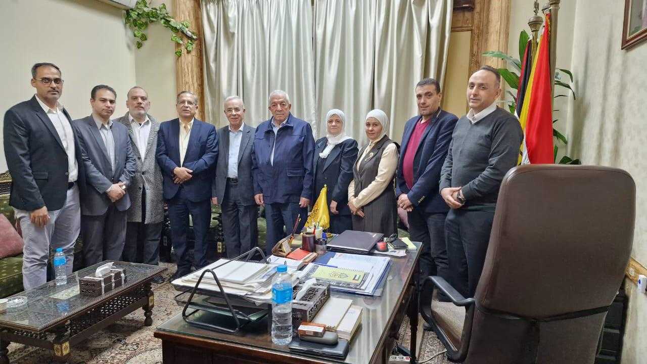 وفد من حركة فتح يعقد لقاءً مع أكاديميين وكوادر الحركة في القاهرة