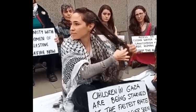11 ناشطة في بريطانيا يحلقن رؤوسهن احتجاجًا على استمرار العدوان في غزة