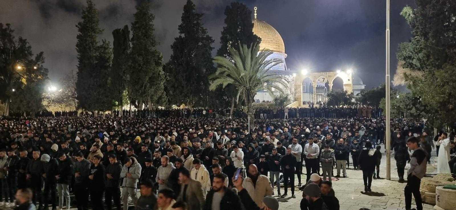 90 ألف مصل يؤدون صلاتي العشاء والتراويح في المسجد الأقصى المبارك بالقدس المحتلة