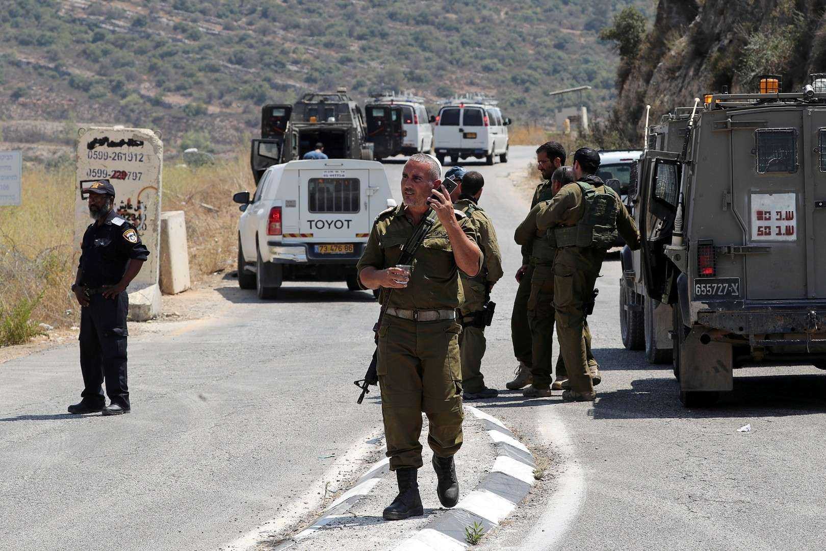 الاحتلال يعتقل عدة مواطنين خلال حملة مداهمات في الضفة الغربية