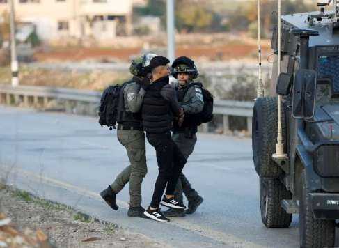 الاحتلال يعتقل ثمانية مواطنين من عوريف جنوب نابلس