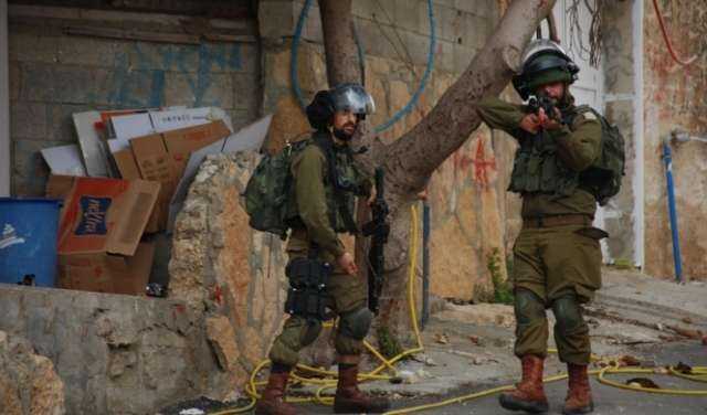 الاحتلال يصيب شابين بالرصاص ويعتقل أحدهما واثنين آخرين خلال اقتحام مخيم جنين

