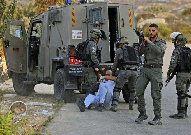 قوات الاحتلال تعتقل 25 مواطنا من الضفة الغربية
