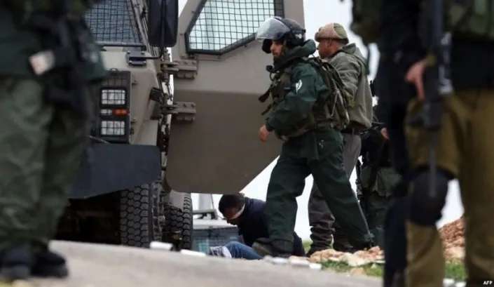 قوات الاحتلال تعتقل 12 مواطنا من الضفة الغربية