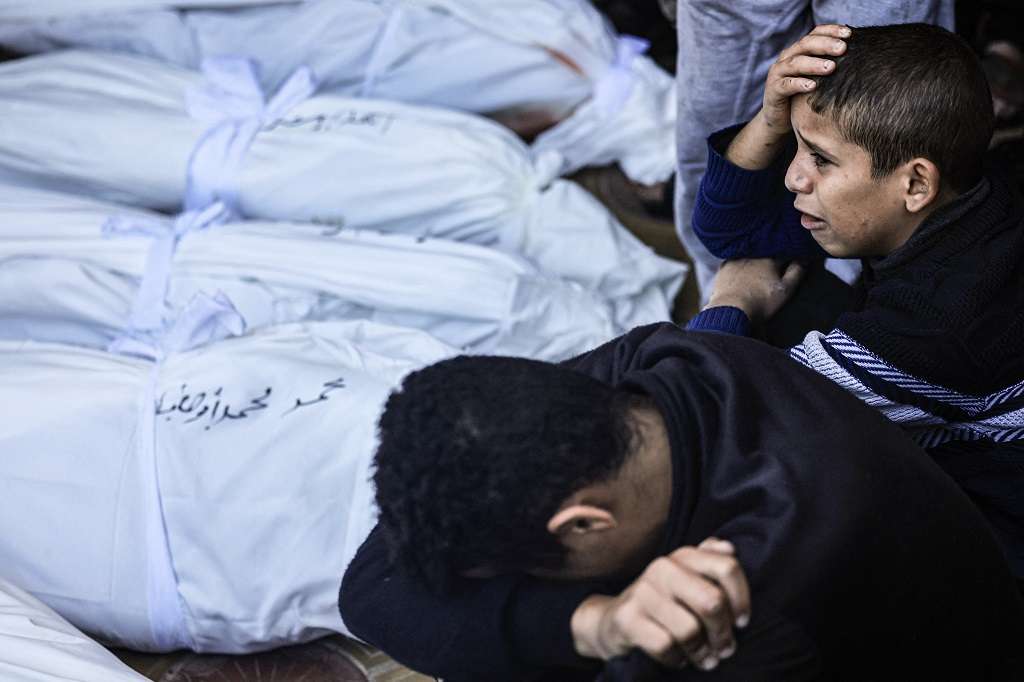 أربعة شهداء وعدد من الجرحى جراء استهداف الاحتلال منزلا مأهولا في مخيم البريج