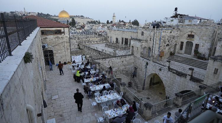 زهرة المدائن توزع طرودا غذائية على العائلات المحتاجة والايتام والمرضى بالمستشفيات في القدس