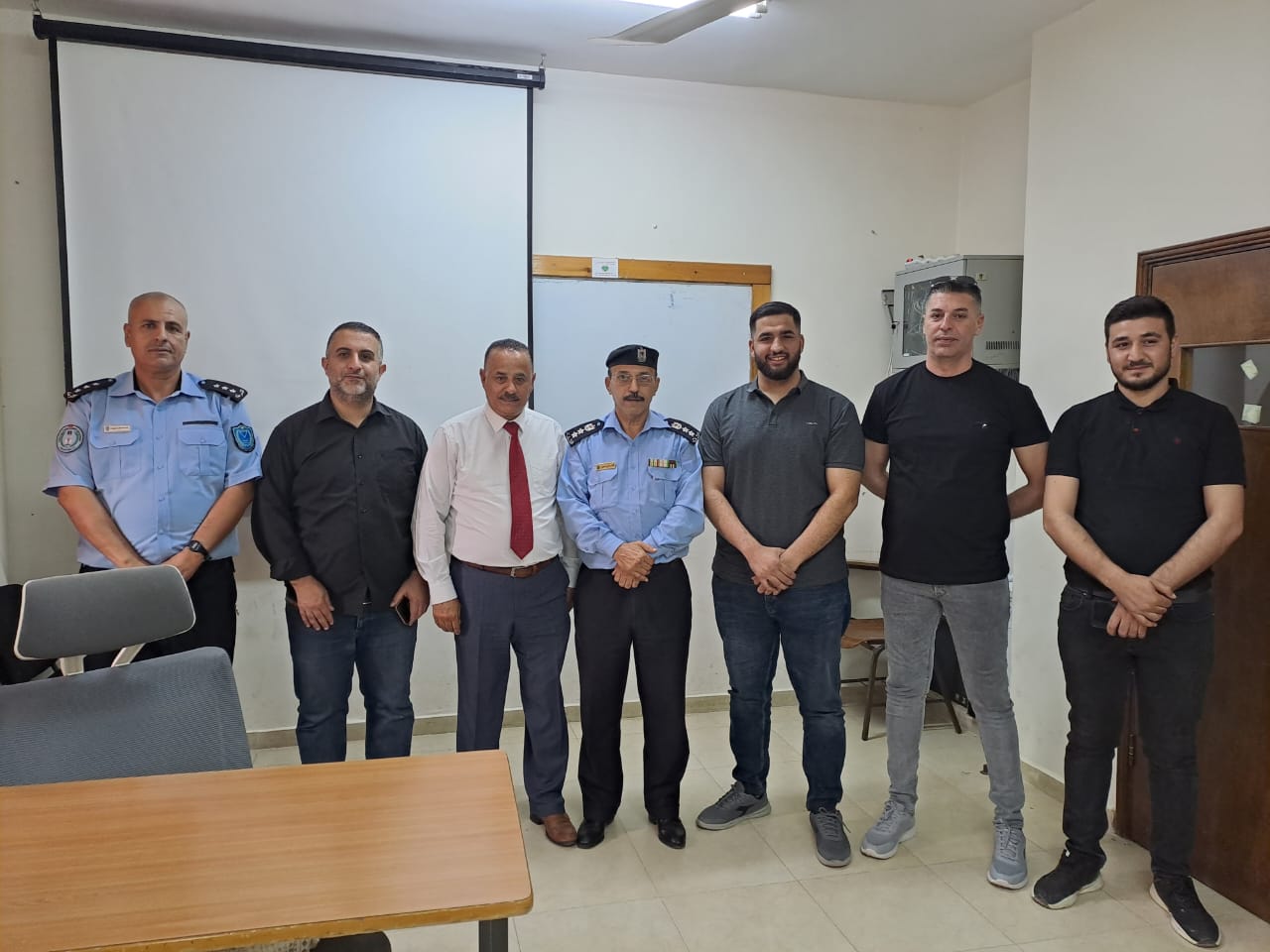 القدس المفتوحة والشرطة تطلقان مشروعا للتوعية الشرطية في أريحا
