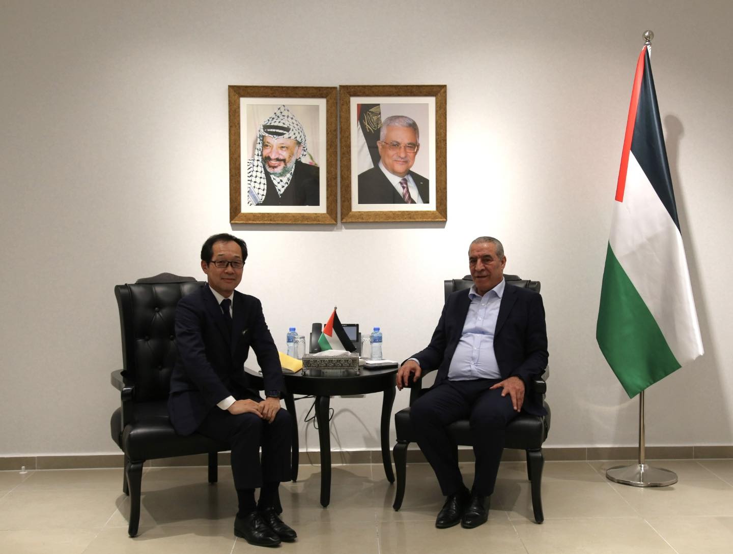 حسين الشيخ يلتقي بممثل اليابان في فلسطين السفير يوئيتيشي ناكاشيما
