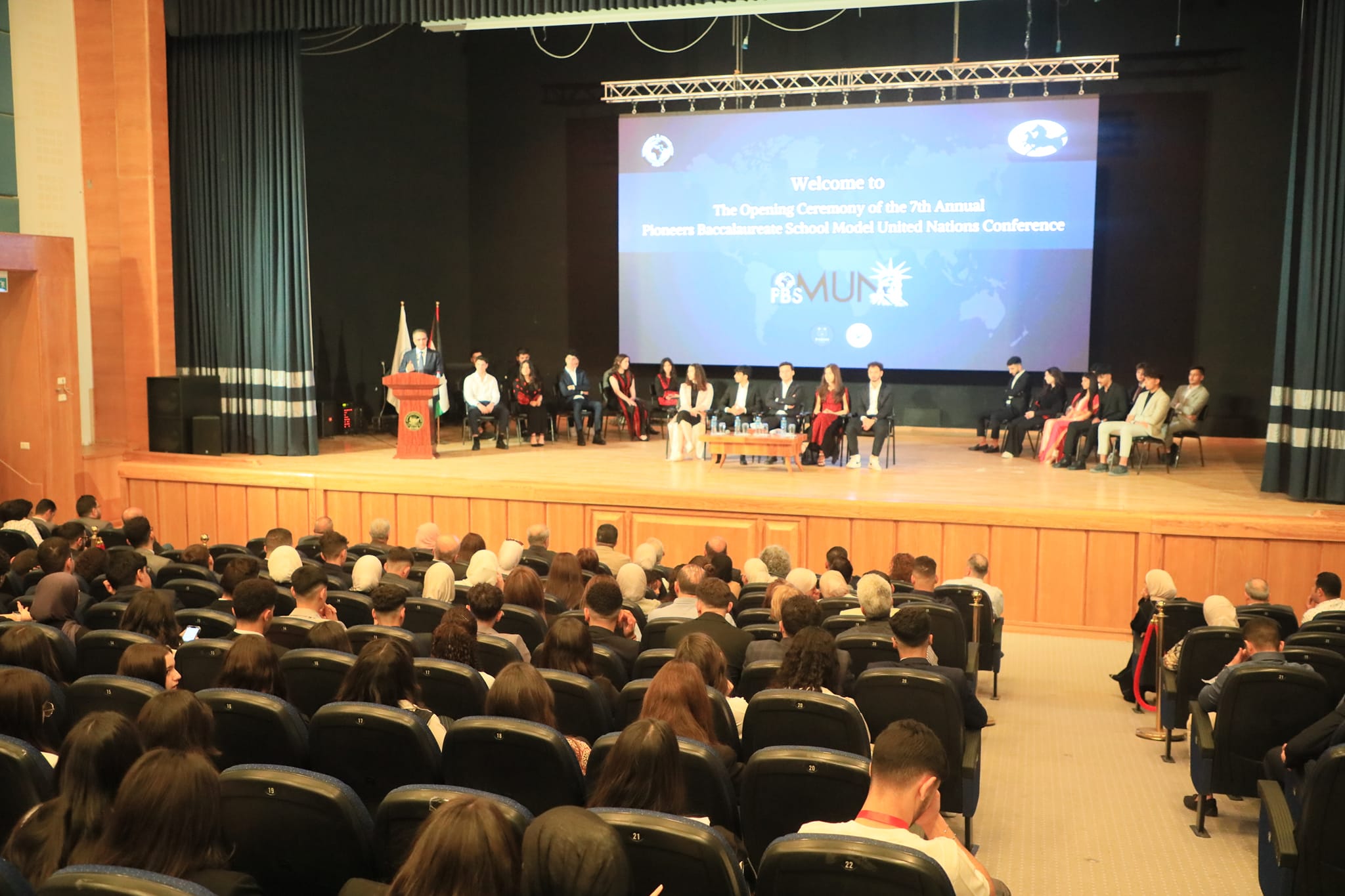 محافظ نابلس غسان دغلس يشارك في افتتاح مؤتمر محاكاة الأمم المتحدة لطلبة بكالوريا الرواد