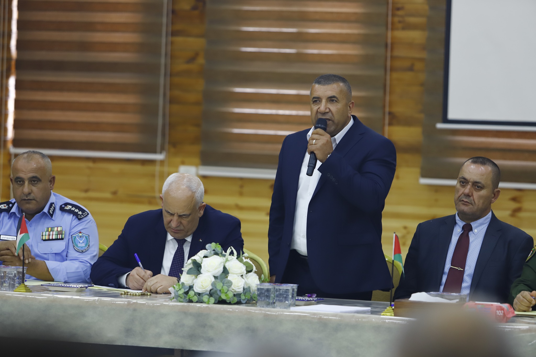 محافظ الخليل خالد دودين يستقبل وزير الداخلية اللواء زياد هب الريح