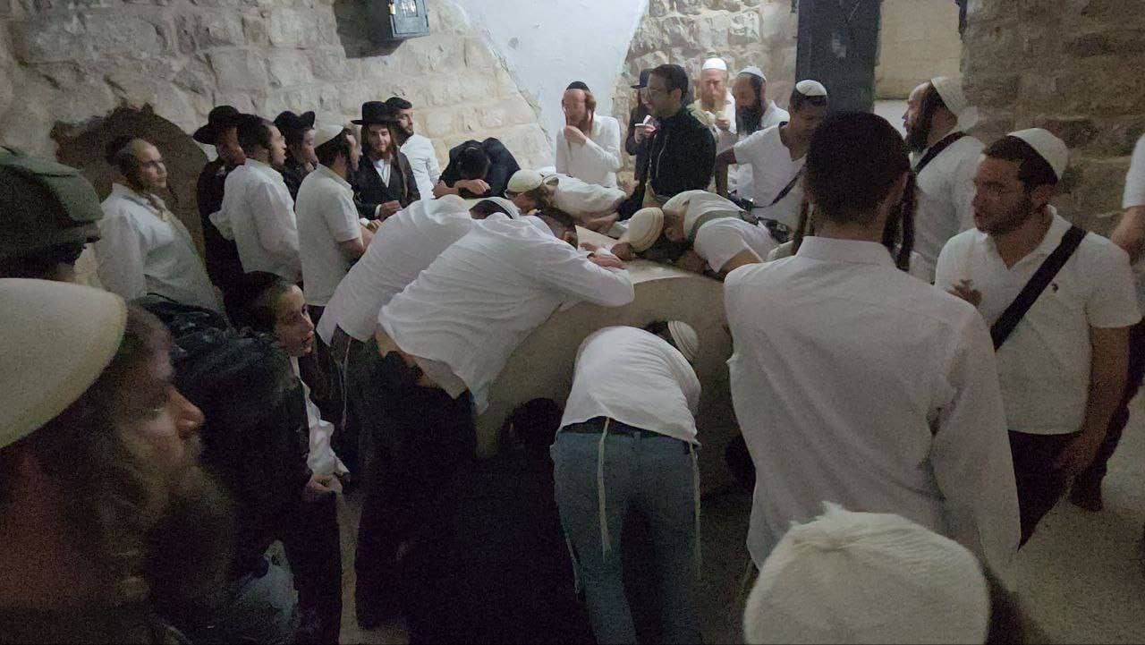 عشرات المستوطنين يقتحمون نابلس ويؤدون "طقوساً تلمودية" في قبر يوسف