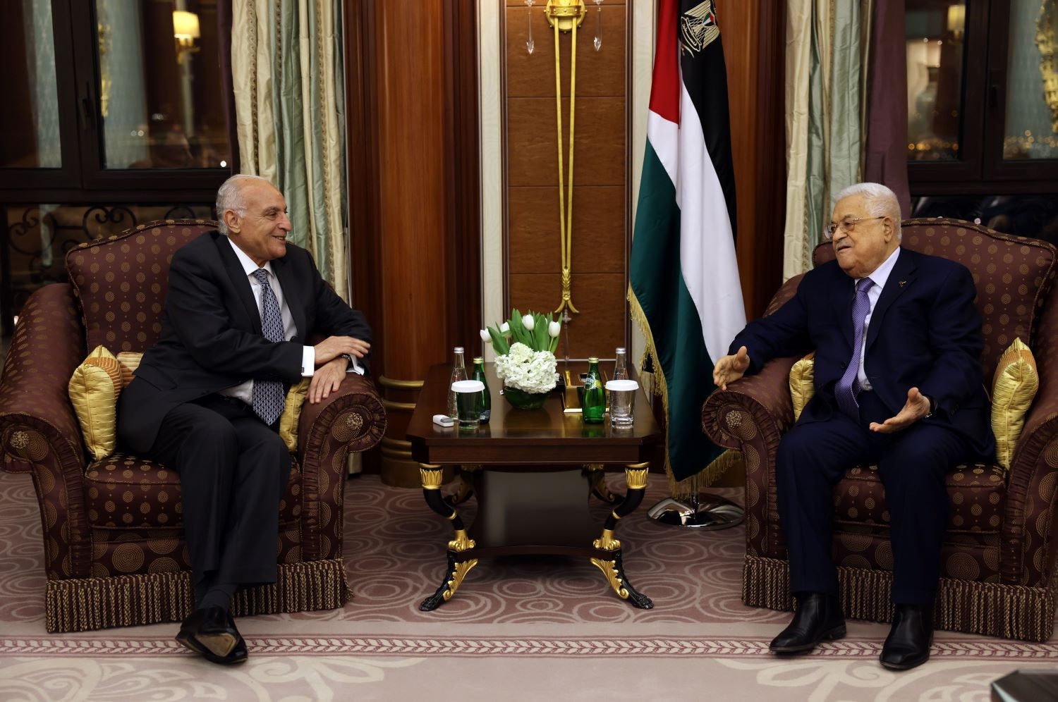 الرئيس عباس يستقبل وزير خارجية الجزائر في الرياض