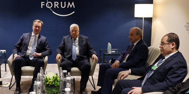 الرئيس عباس يلتقي رئيس المنتدى الاقتصادي العالمي في الرياض
