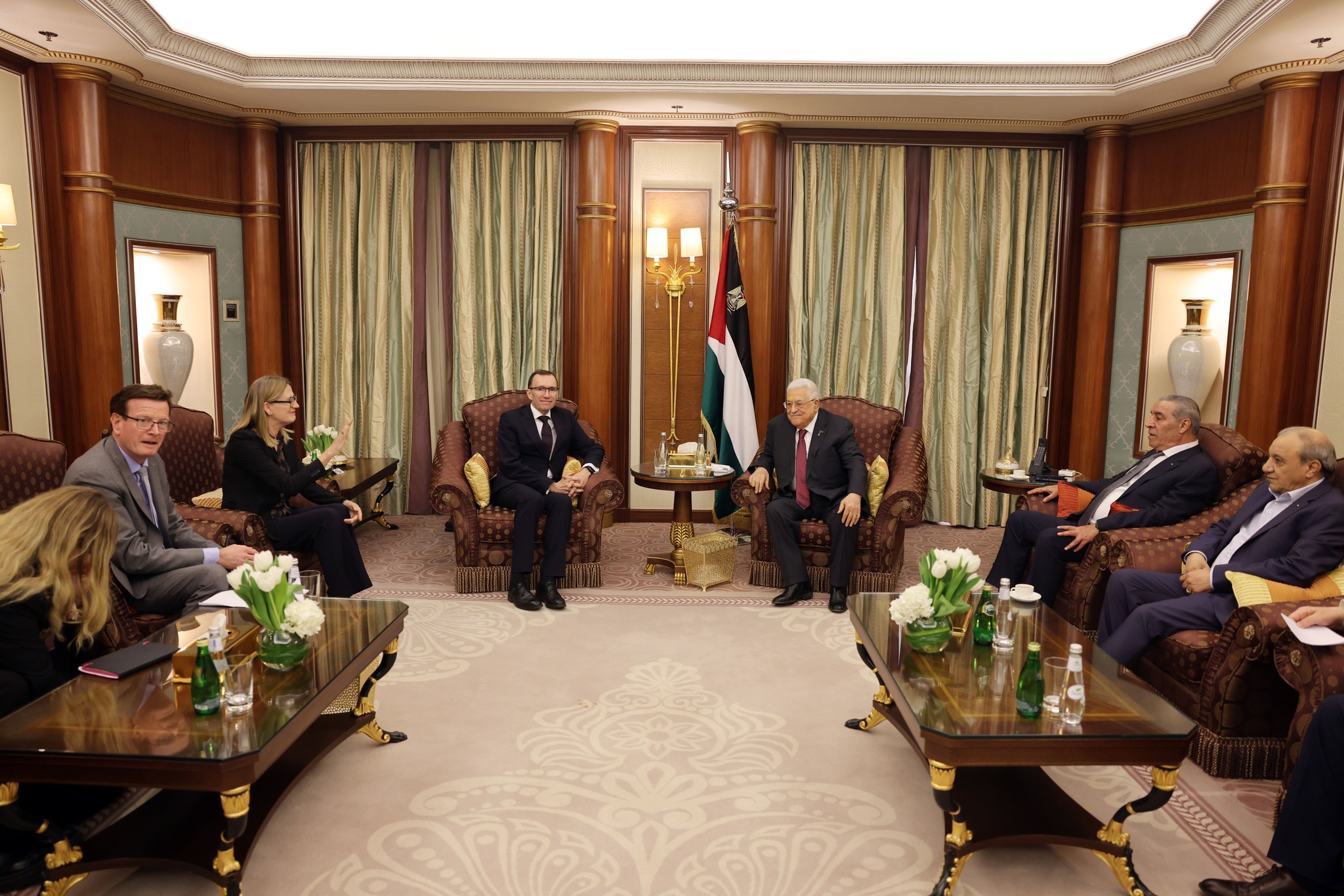 الرئيس عباس يستقبل وزير الخارجية النرويجي في الرياض