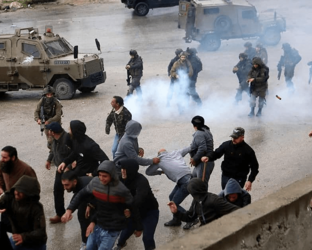 إصابات جراء اعتداء قوات الاحتلال والمستوطنين على المواطنين في حوارة جنوب نابلس