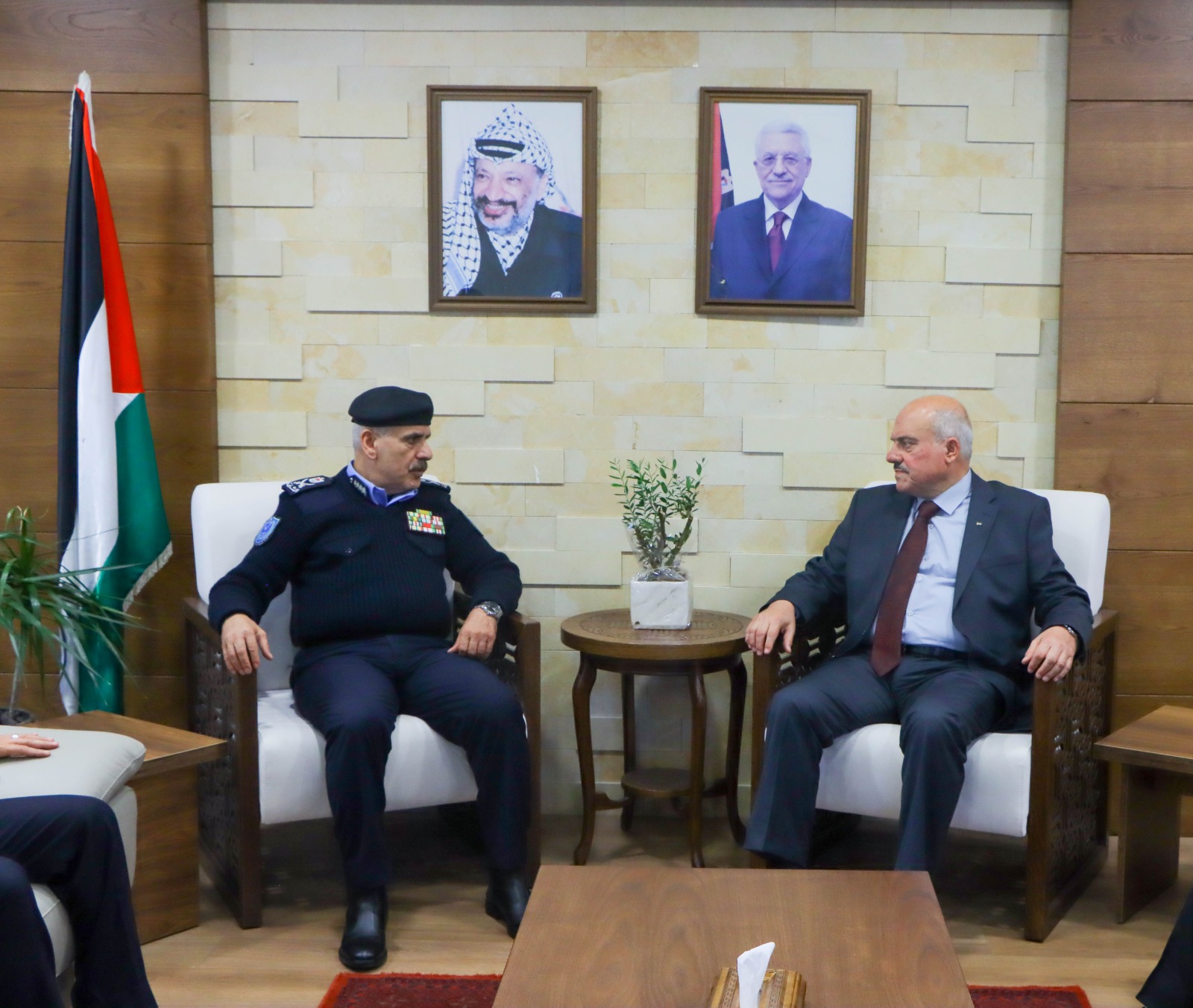 اللواء يوسف الحلو يلتقي وزير الحكم المحلي سامي حجاوي في رام الله