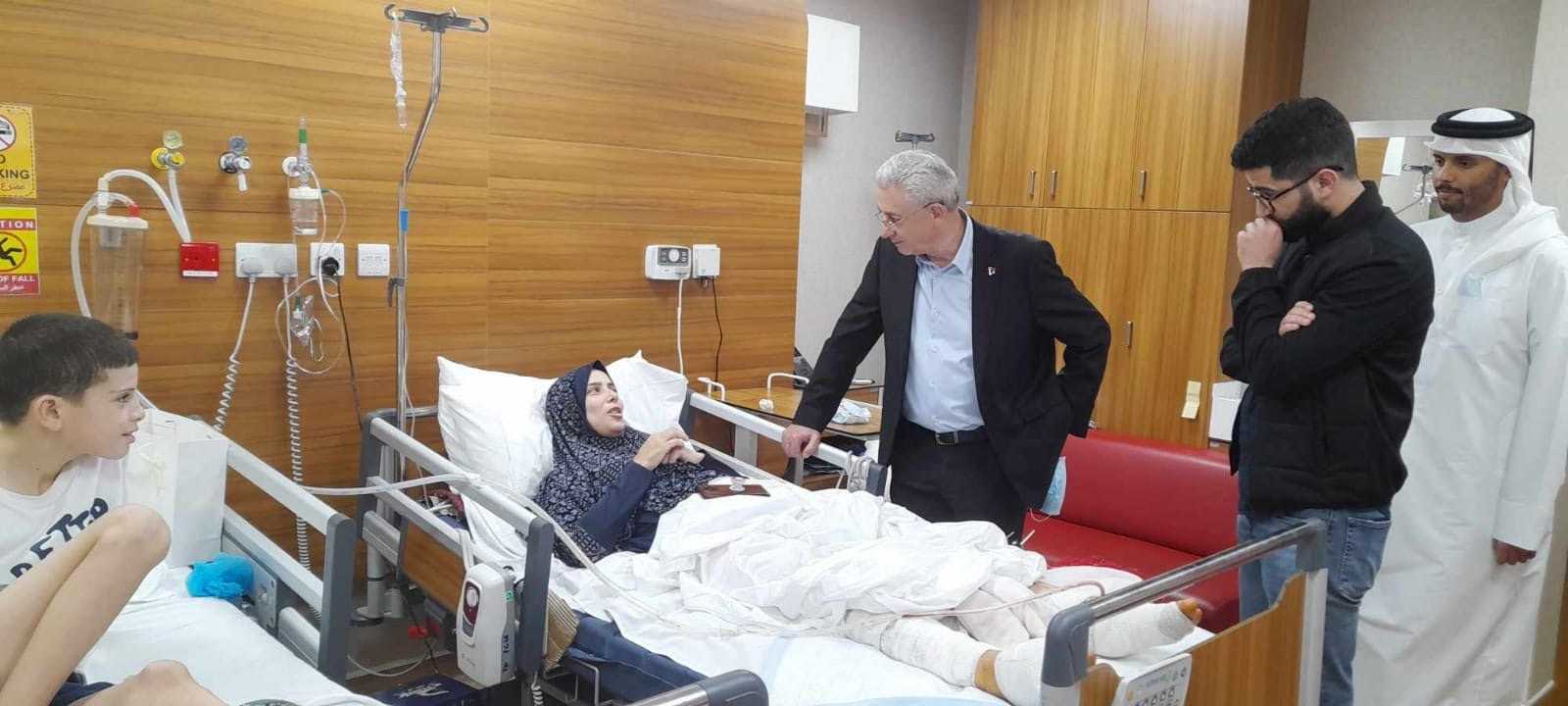 د. مصطفى البرغوثي يعود جرحى قطاع غزة في مستشفيات الدوحة
